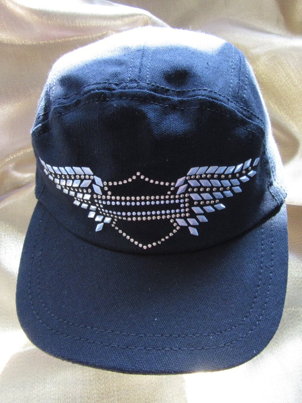 Unisex HD Gold & Silver design made out of metal.